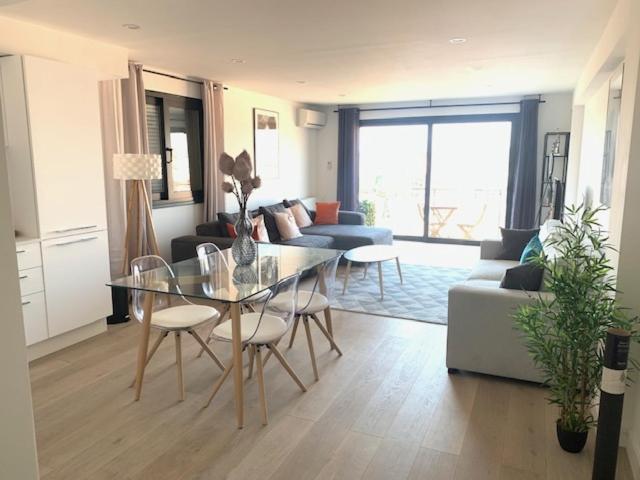 Les Volets Bleus Apartment *