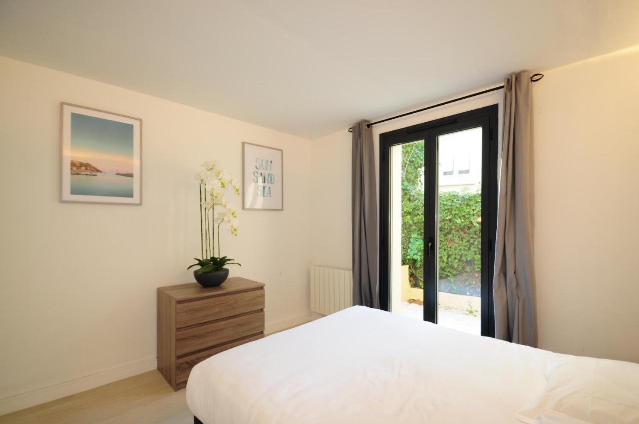 Les Volets Bleus Apartment